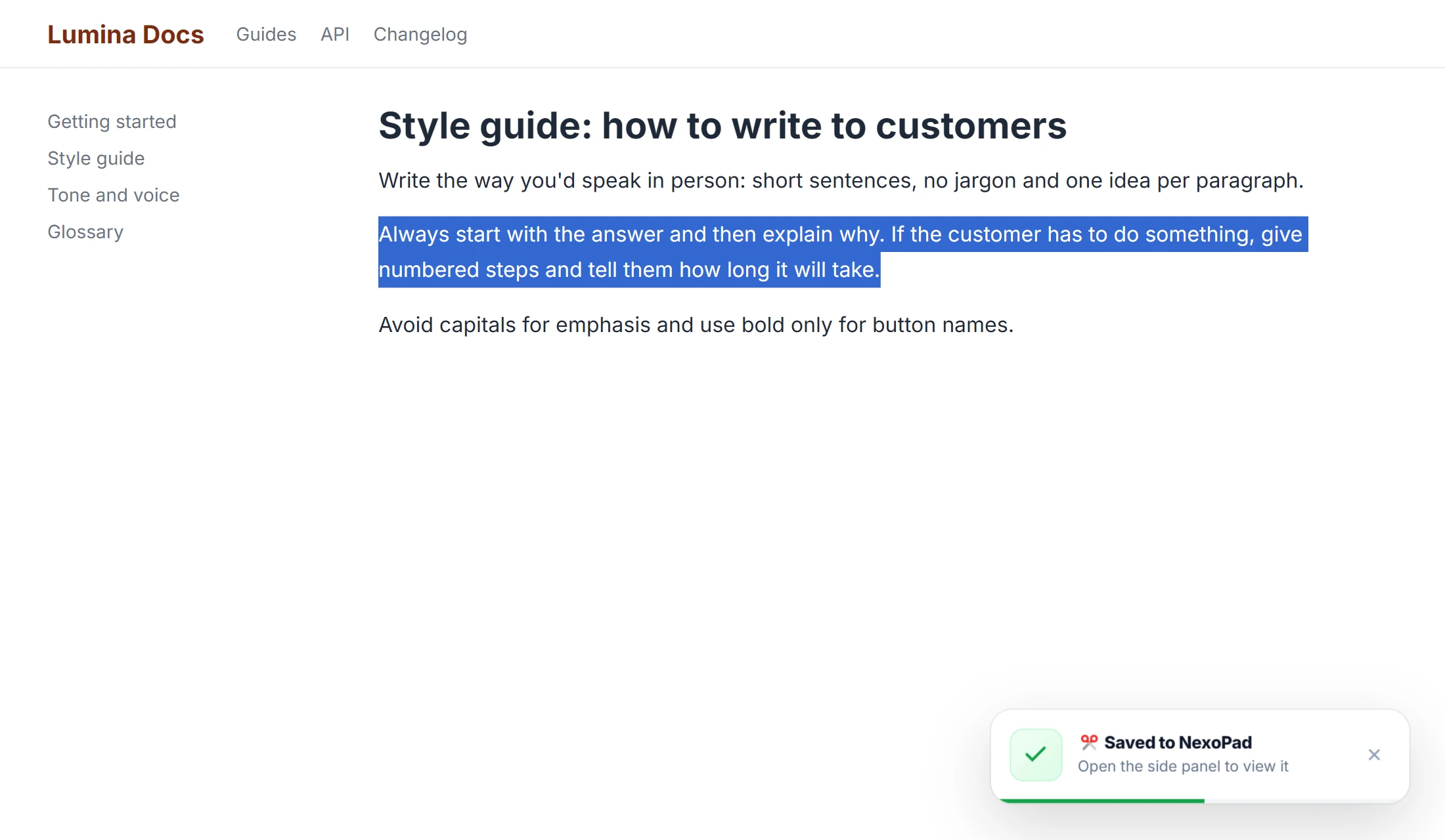 Page Lumina Docs avec le guide de style sur la façon d'écrire aux clients, un paragraphe sélectionné et le message confirmant l'enregistrement dans NexoPad