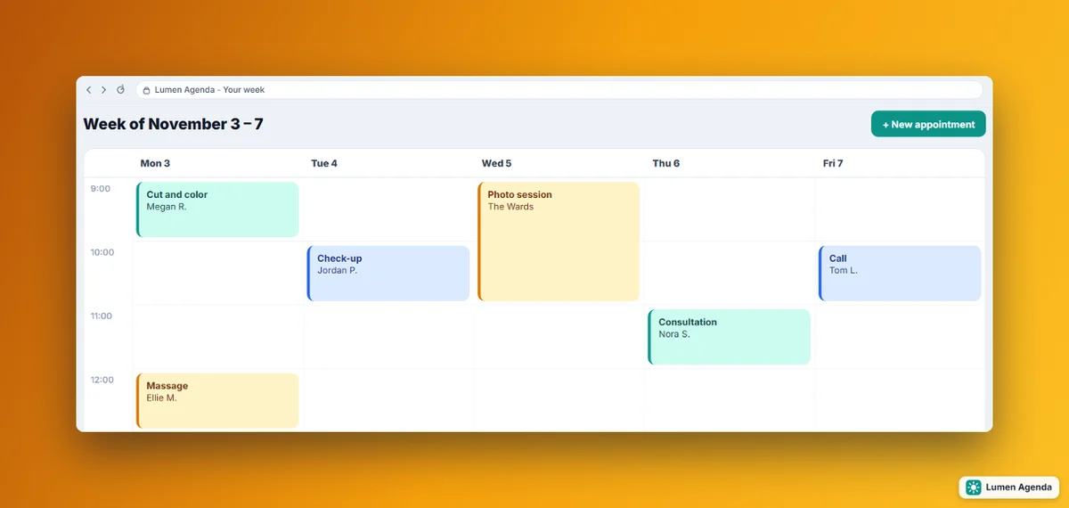 Captura de um calendário semanal sobre fundo âmbar, com moldura de navegador, sombra e o logo da Lumen Agenda no canto
