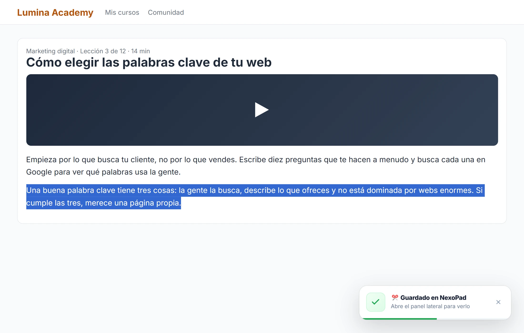 Página de una lección de Lumina Academy, «Cómo elegir las palabras clave de tu web», con un párrafo seleccionado y el aviso Guardado en NexoPad