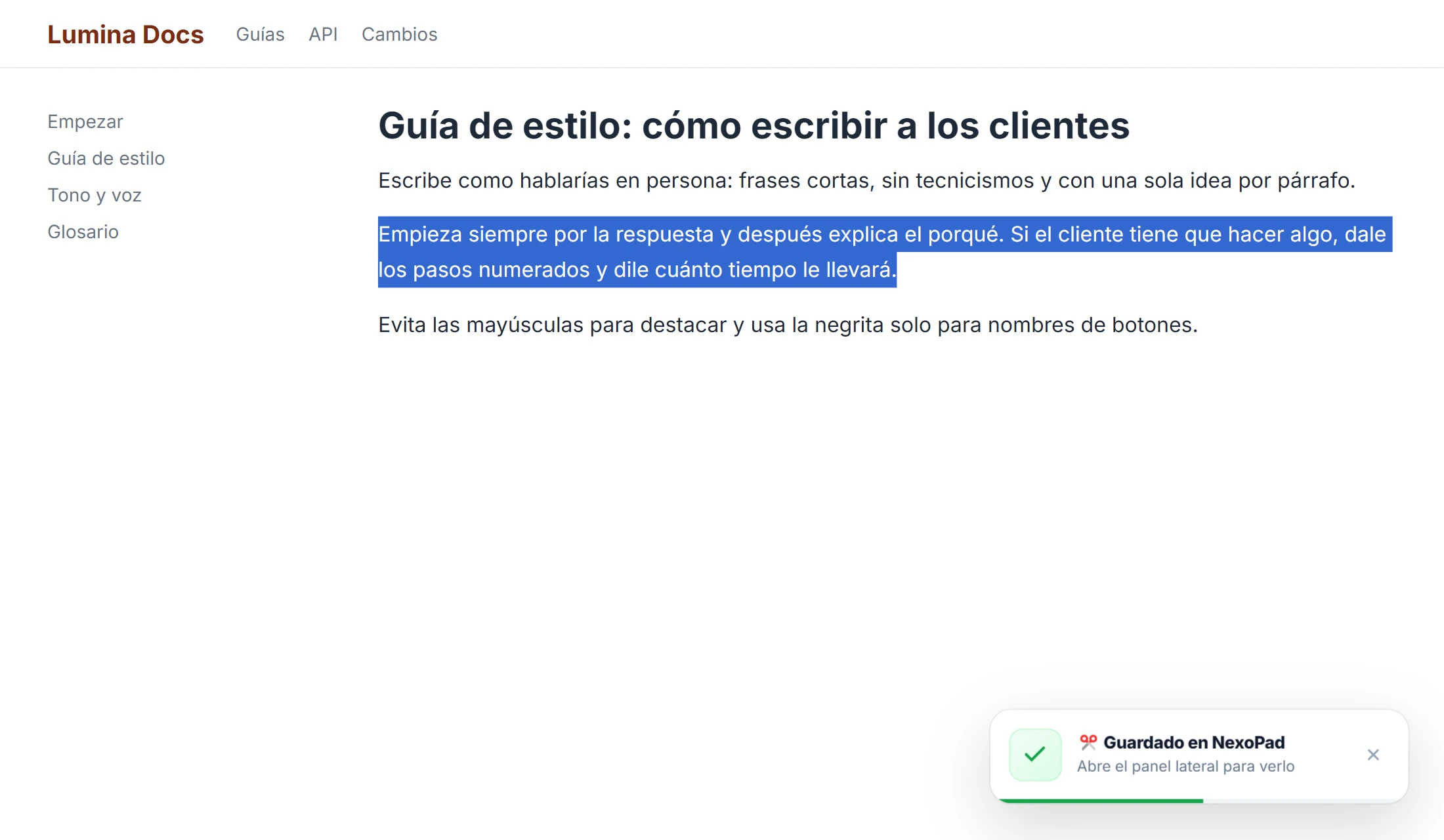 Página de Lumina Docs «Guía de estilo: cómo escribir a los clientes» con un párrafo seleccionado y el aviso Guardado en NexoPad