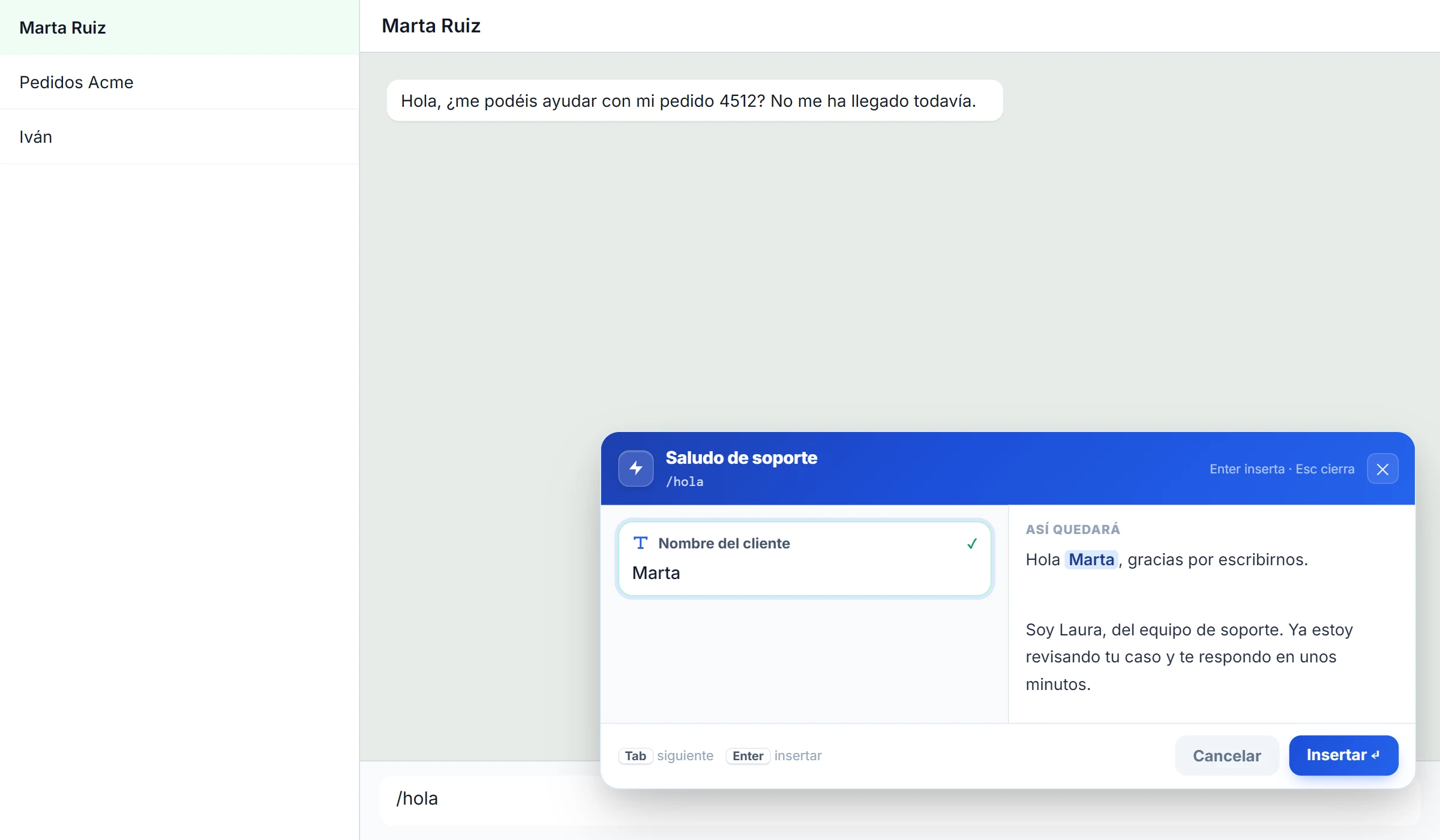 Formulario de variables de NexoPad en un chat en el navegador: tras escribir /hola, pide el nombre del cliente y muestra la vista previa del saludo